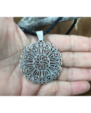 Pendentif rosace fleur estampe 30 mm ajourée filigrane métal argenté x 2 - France